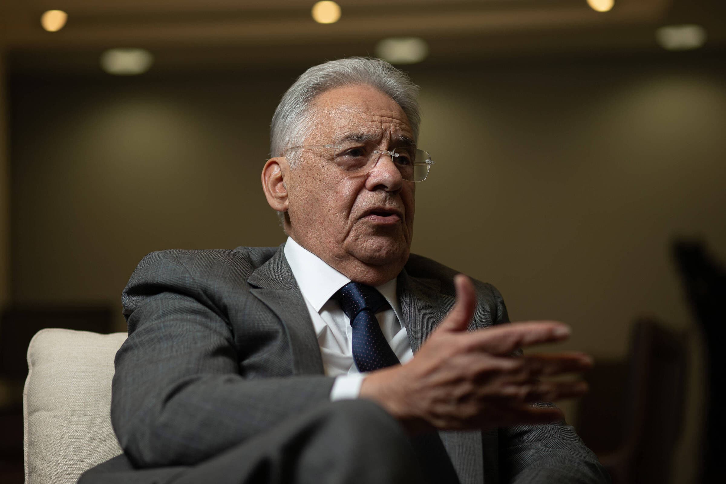 Após acidente, ex-presidente Fernando Henrique é internado em São Paulo