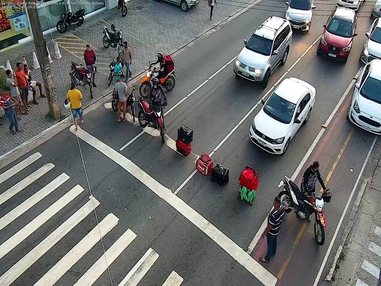 Motociclistas fecham cruzamento da Avenida Flávio Ribeiro Coutinho em protesto neste sábado