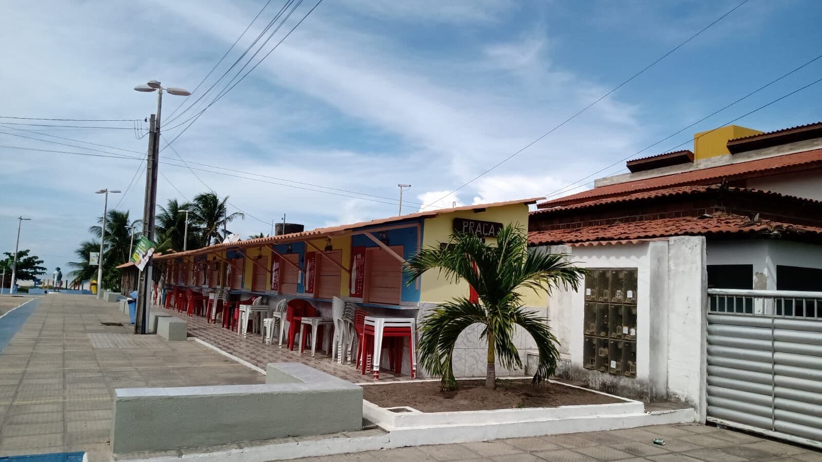 Sem apoio da prefeitura, comerciantes de Lucena fazem vaquinha para comprar lâmpadas de praça sem iluminação desde dezembro