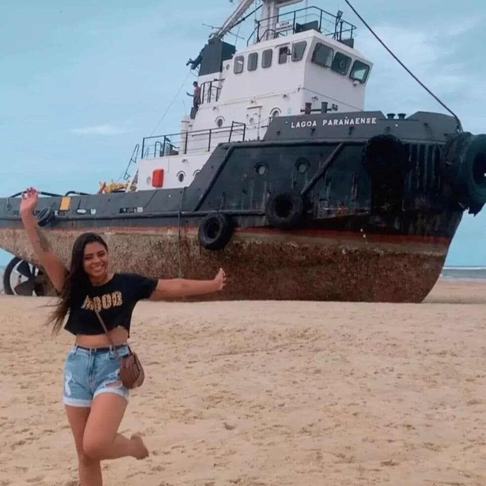 Navio encalhado vira ponto turístico em Fortaleza