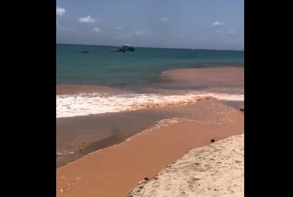 Turista denuncia mau cheiro de esgoto e despejo de água suja na praia de Tambaú; veja vídeo