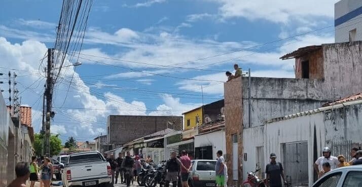 Policial reage a tentativa de assalto, acaba baleado e mata dois bandidos em Campina Grande