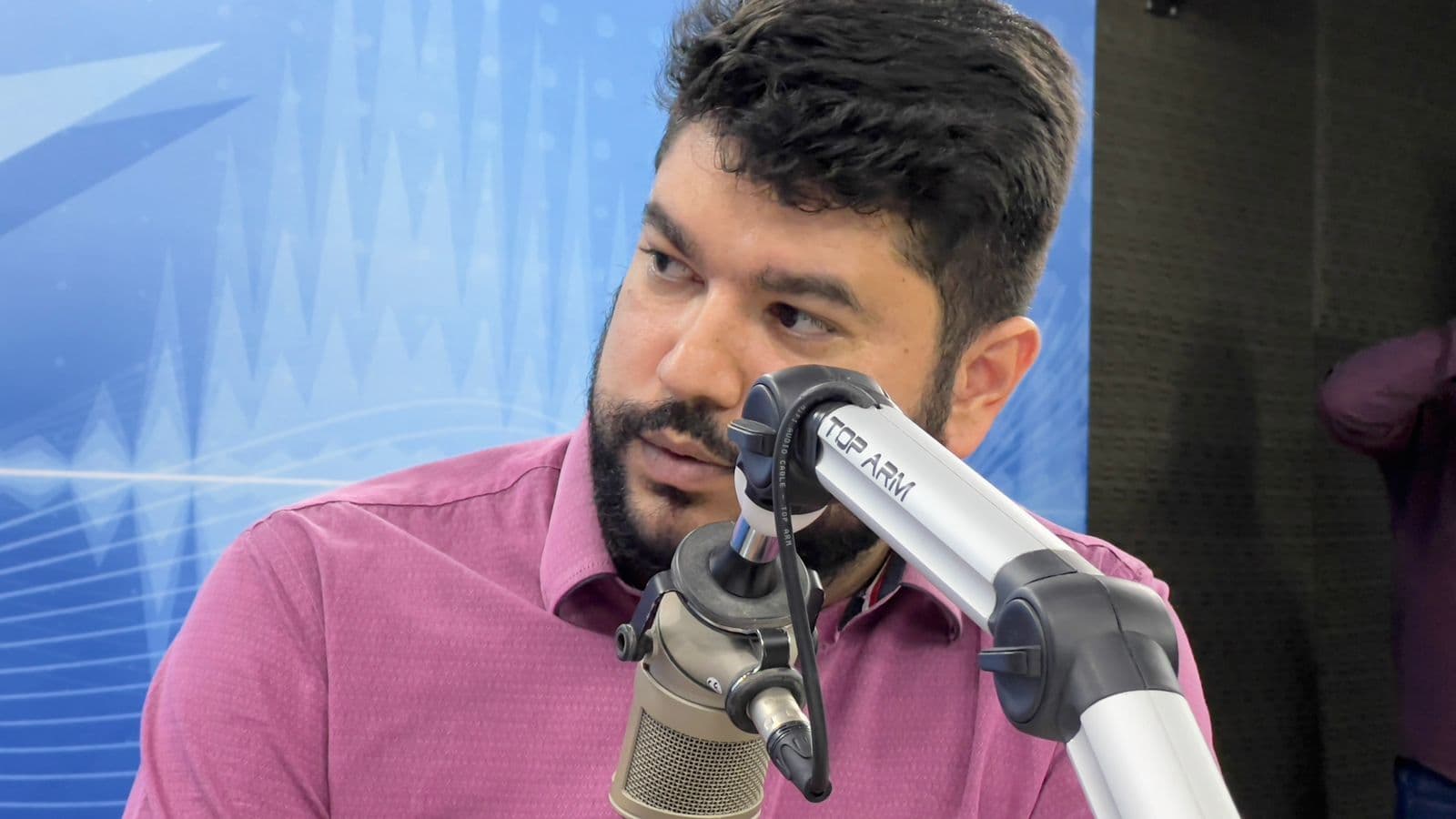 Sexólogo diz que sociedade se baseia na monogamia mas vive poligamia, e destaca 'trisais' e 'poliamor' como formas sinceras de relações sem traições