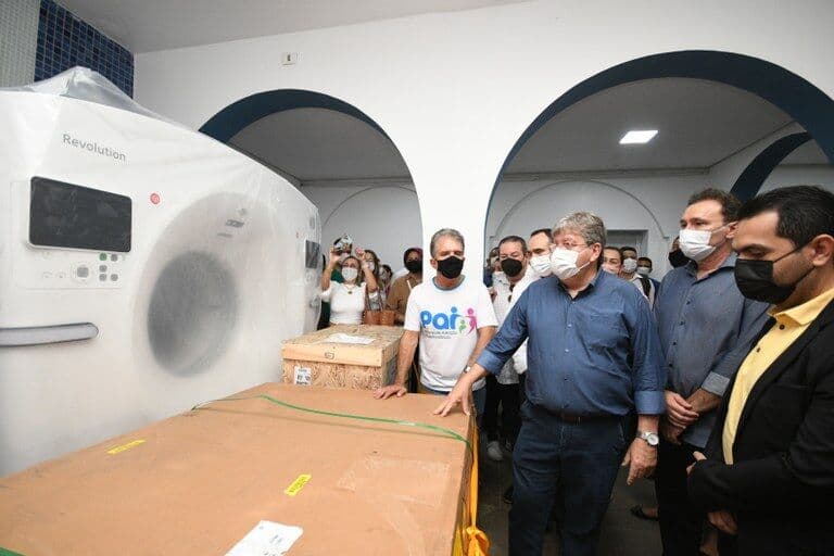 João Azevêdo entrega tomógrafo, inspeciona obras da Saúde e assina convênios para investimentos na cultura e esporte de Patos