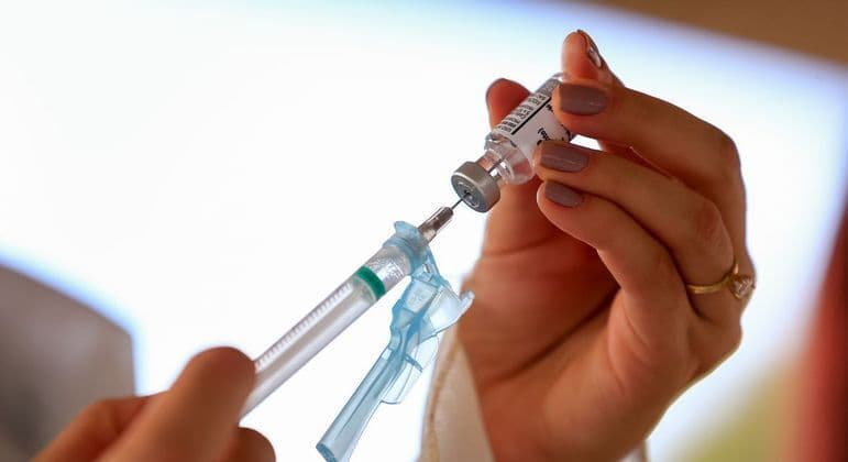 Agência Europeia de Medicamentos diz que é cedo para indicar 4ª dose para população geral
