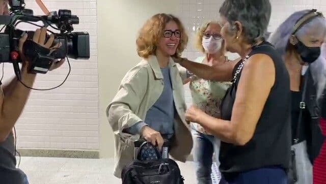 Paraibana que saiu da Ucrânia durante a guerra chega à Paraíba e é recebida por familiares e amigos