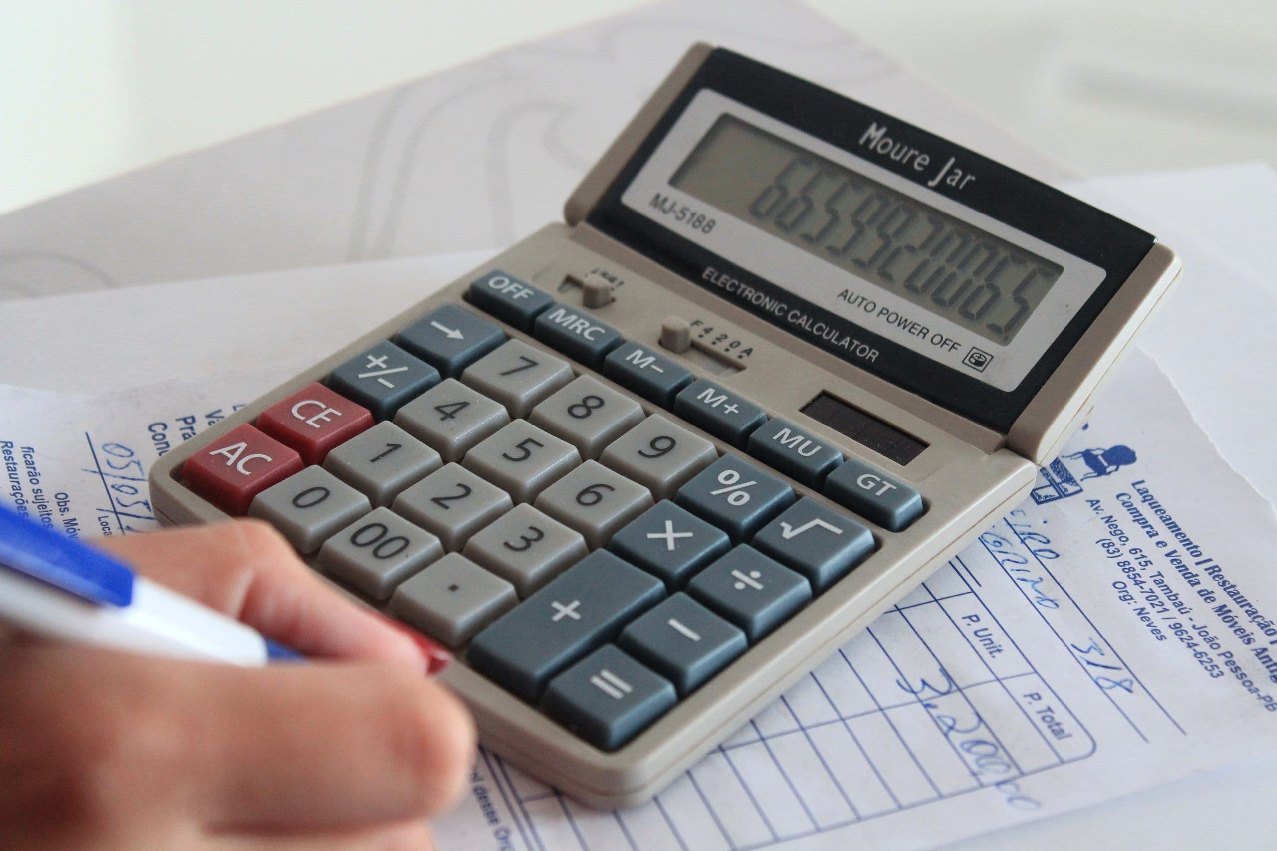 Estimativa de inflação cai pela quinta vez e fica mais distante da meta