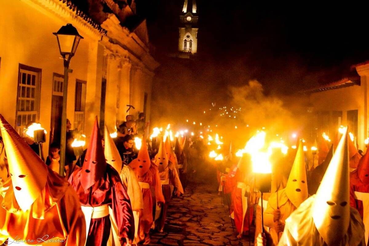 Procissão do Fogaréu, em Goiás, é retomada após dois anos