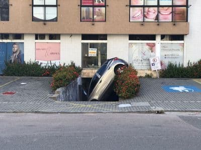 Mulher perde controle de carro e invade rampa de estacionamento de empresarial em João Pessoa