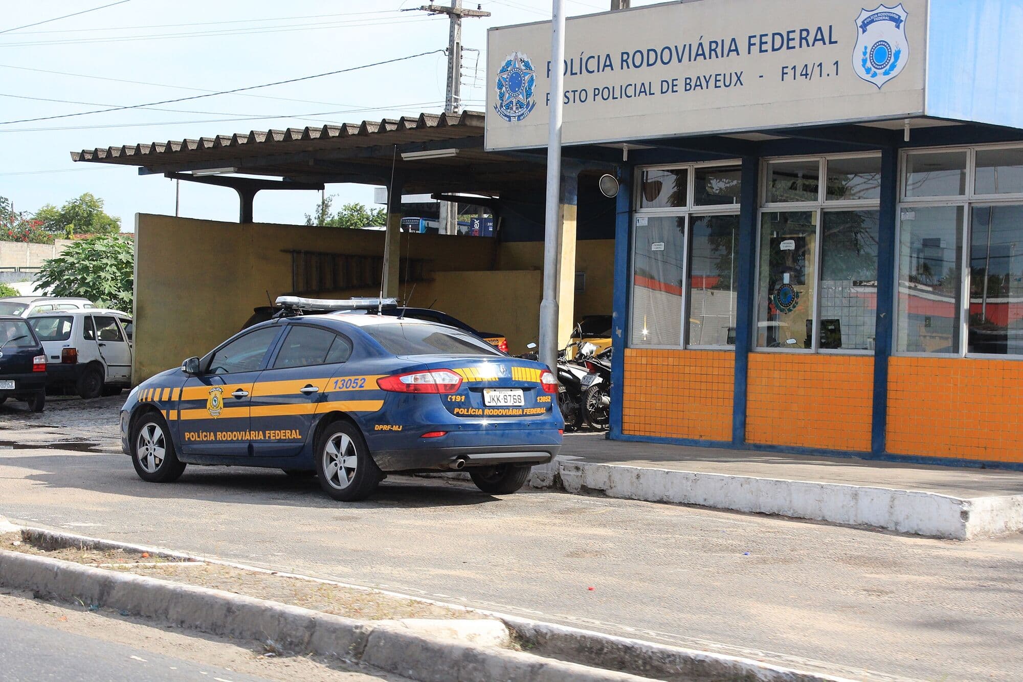 PRF flagra motorista transportando passageiros em reboque na BR-230