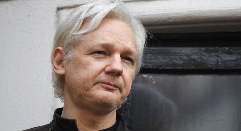 Justiça britânica autoriza extradição de Assange para os EUA, onde pode pegar 175 anos de prisão