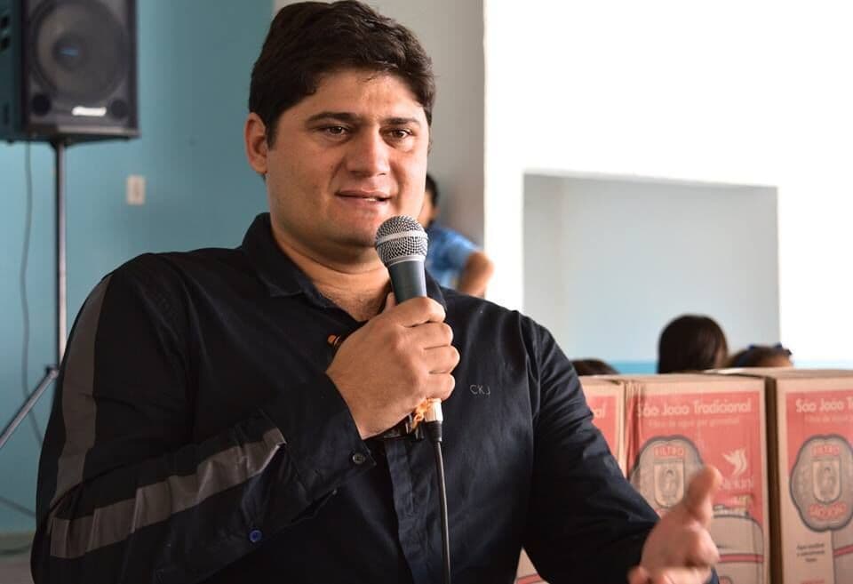 Prefeito de Zabelê aumenta o próprio salário e o do vice em 40% e passa a receber quase R$ 17 mil