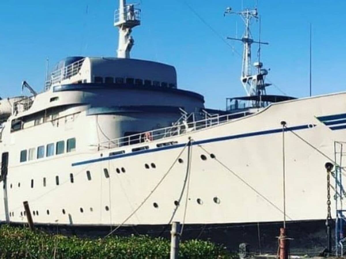 Americano compra navio nos classificados e descobre que foi cenário de 007