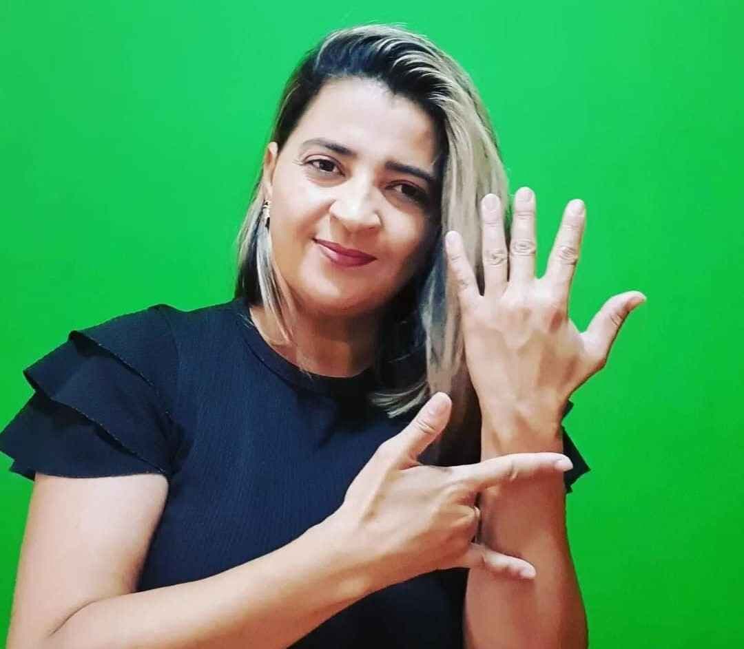 Professora defende tese em língua de sinais e se torna primeira doutora surda da UFMG