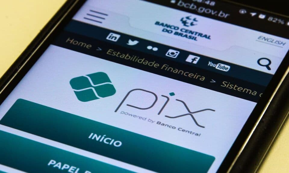 Contra-ataque a golpe com Pix inclui segundo celular, botão do pânico e 'amigo autenticador'; veja lista