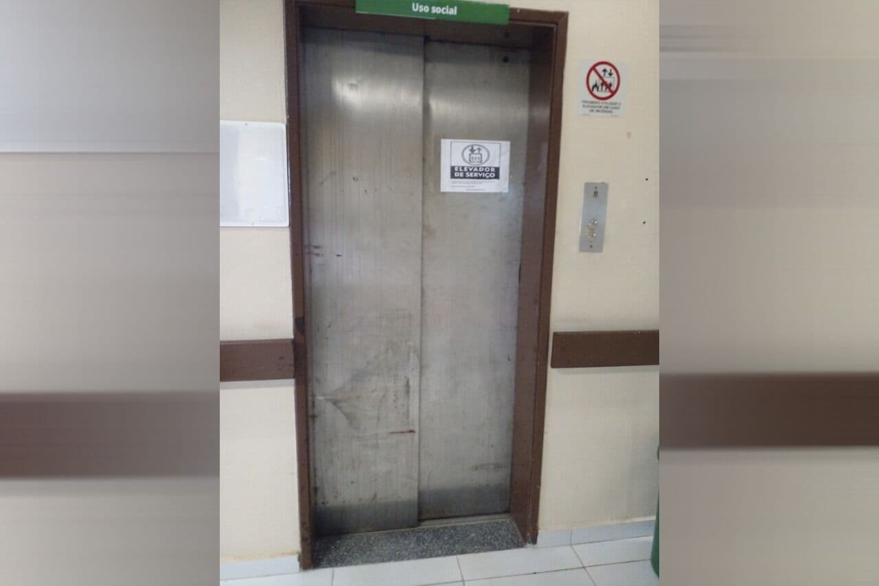 Enfermeira denuncia que único elevador em funcionamento no HU de João Pessoa tem fluxo de pacientes, lixo, roupas limpas e sujas: "sem limpeza"