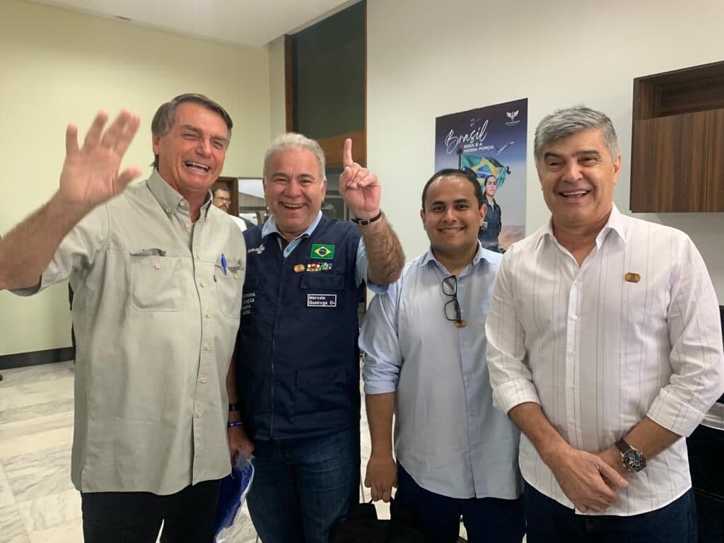 Bolsonaro e Marcelo Queiroga embarcam em avião com destino à Paraíba