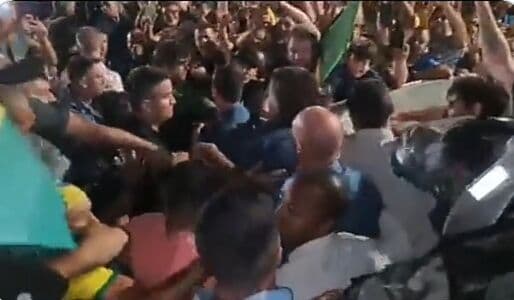 Após live, Bolsonaro reúne multidão de apoiadores e janta em pizzaria de João Pessoa