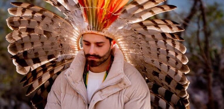 Alok faz disco com indígenas, diz ser contra o marco temporal e ignora Bolsonaro