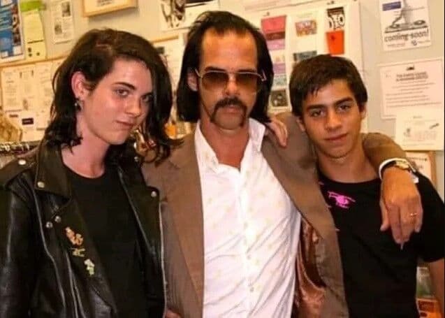 Filho de Nick Cave morre aos 31 anos após ter sido preso por agressão contra a mãe
