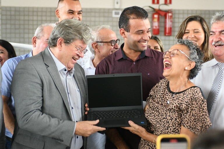 João Azevêdo entrega 10 mil notebooks para professores e reabre edital contemplando novos docentes na Paraíba