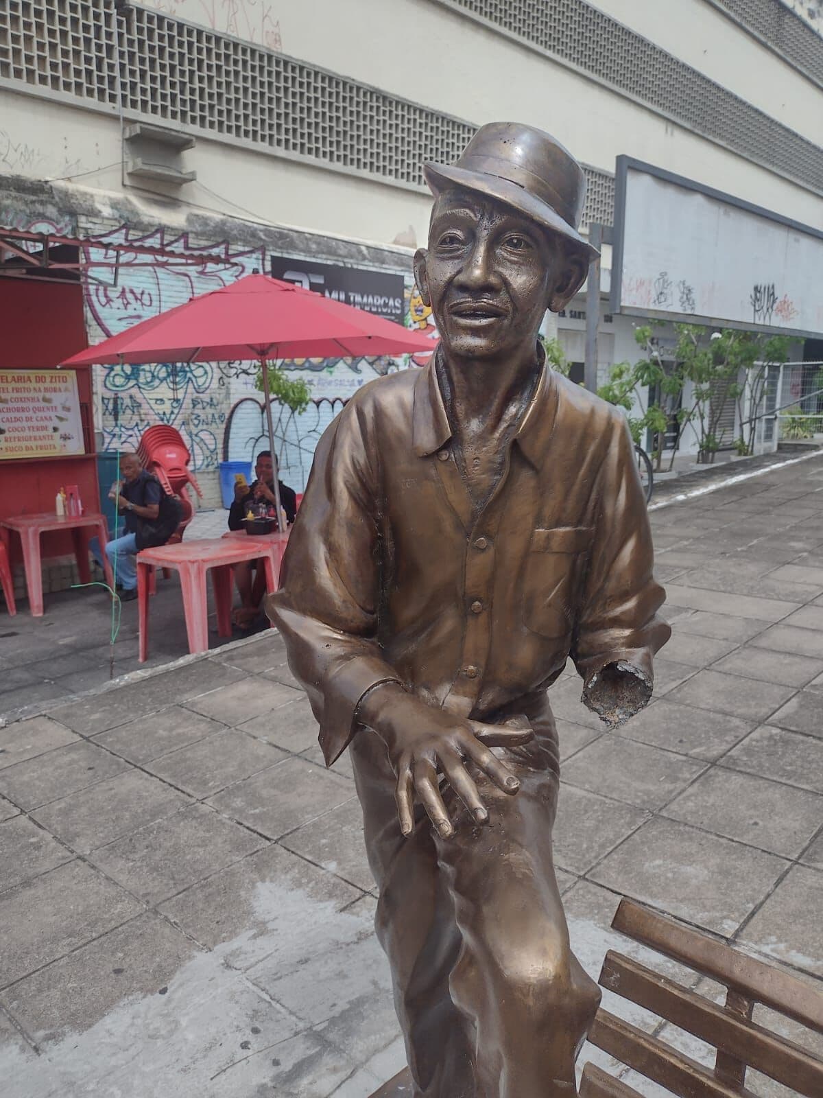 Em menos de 15 dias após revitalização, estátua de Jackson do Pandeiro é depredada em João Pessoa