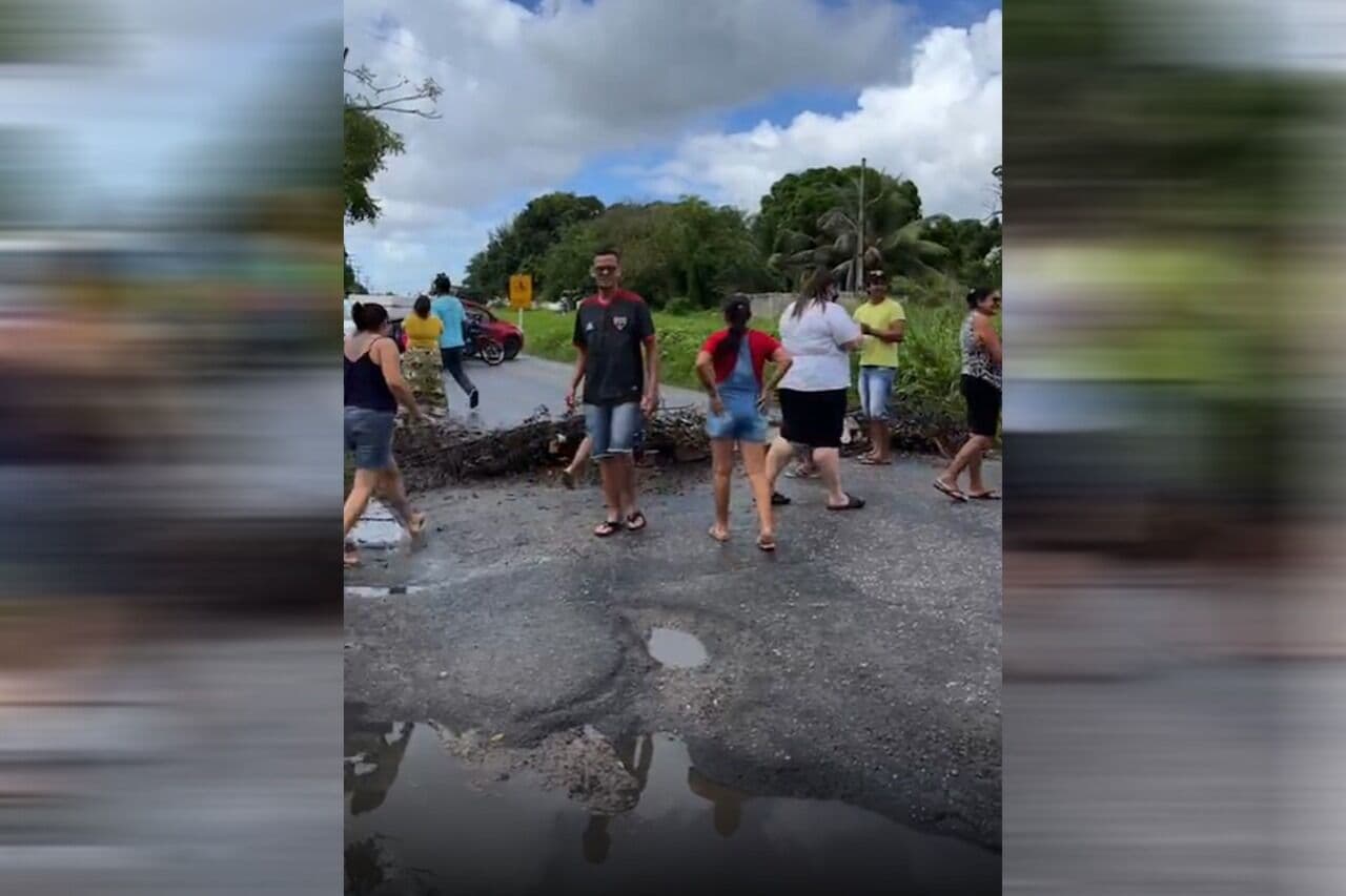 Protesto fecha rodovia e moradores de Santa Rita cobram normalização do fornecimento de água após prefeito suspender contrato com Cagepa