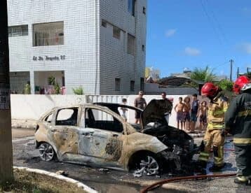 Mulher atropela e mata motoboy e populares ateiam fogo em veículo no bairro dos Estados