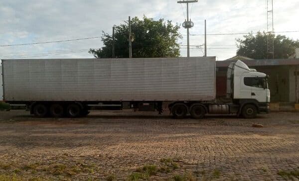 Carreta com 600 caixas de tênis sem documentação fiscal é apreendida em Cajazeiras