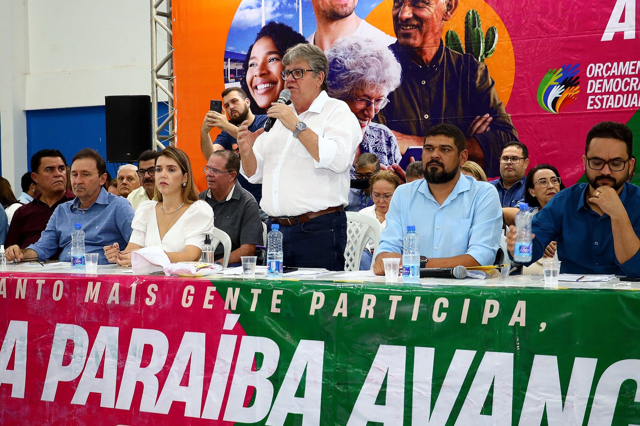 Governador participa da audiência do ODE em Monteiro, entrega benefícios e autoriza novas obras para o Cariri
