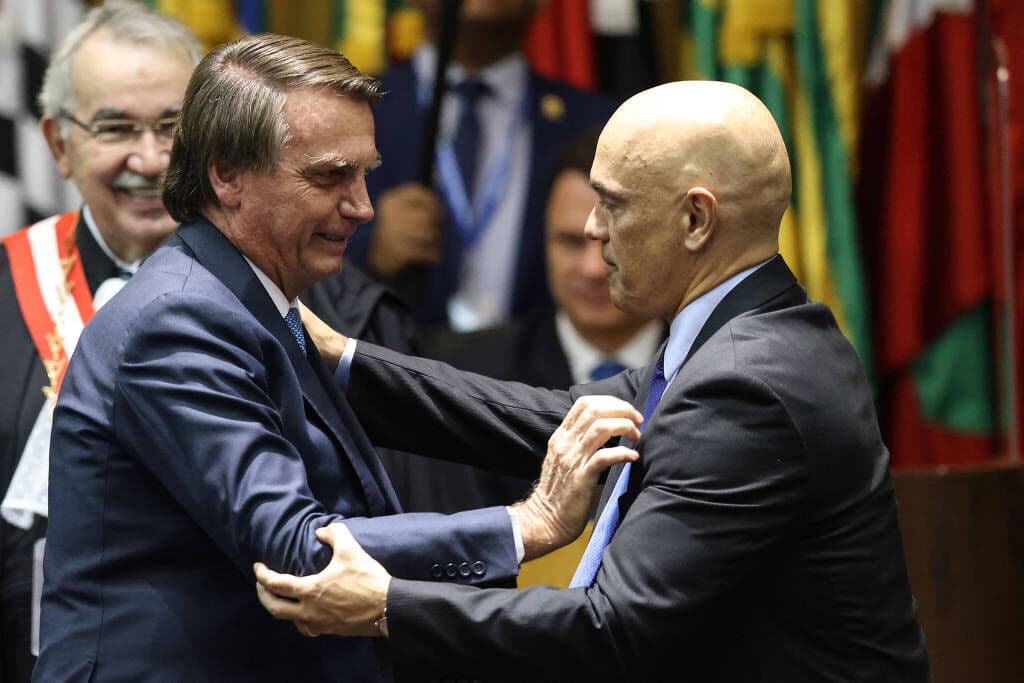 Moraes é líder da esquerda e inferniza o Brasil com Fachin e Barroso, diz Bolsonaro