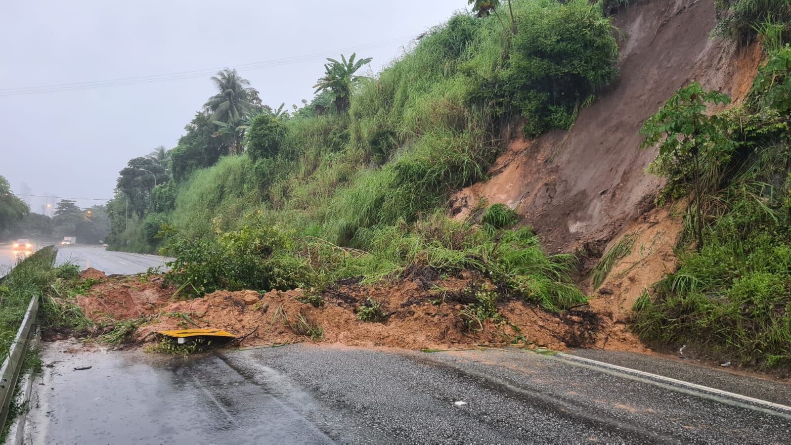 Barreira do Castelo Branco cede e BR-230 é interditada sentido João Pessoa/Cabedelo