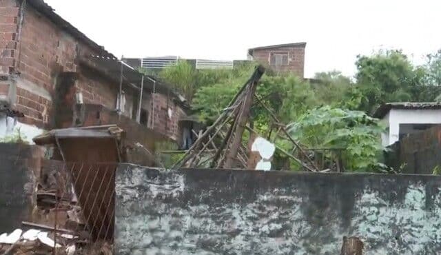 Casa desaba durante fortes chuvas em João Pessoa