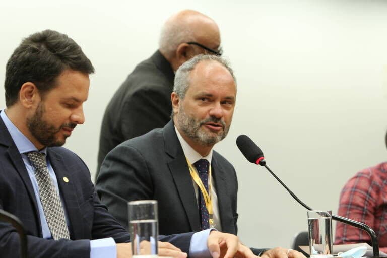 Servidores recorrem a assediômetro e relatam em livro perseguição em órgãos públicos