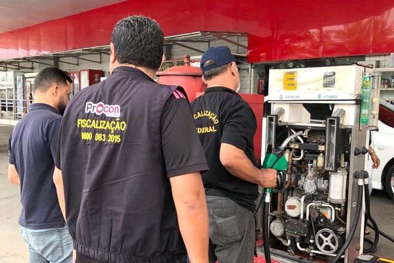 Dois postos de combustíveis em João Pessoa são autuados por fraudes e bombas lacradas para evitar golpes em consumidores