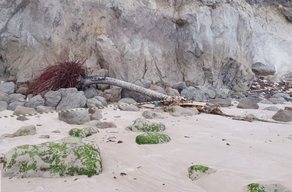 Após dias consecutivos de fortes chuvas, falésias da praia de Carapibus desabam