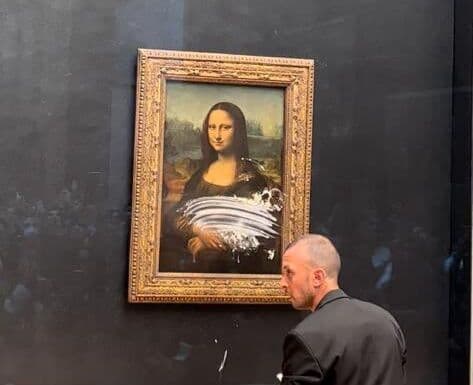 Visitante ataca quadro de Monalisa com uma torta no Museu do Louvre, em Paris
