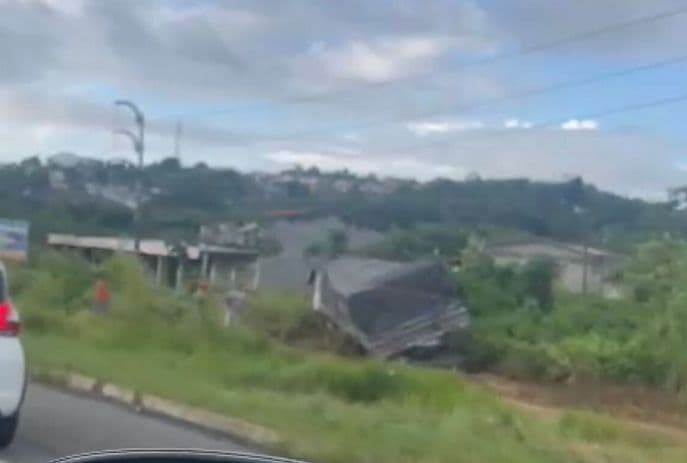 Motorista de carreta perde controle e sai da pista na BR-230 entre Bayeux e Santa Rita