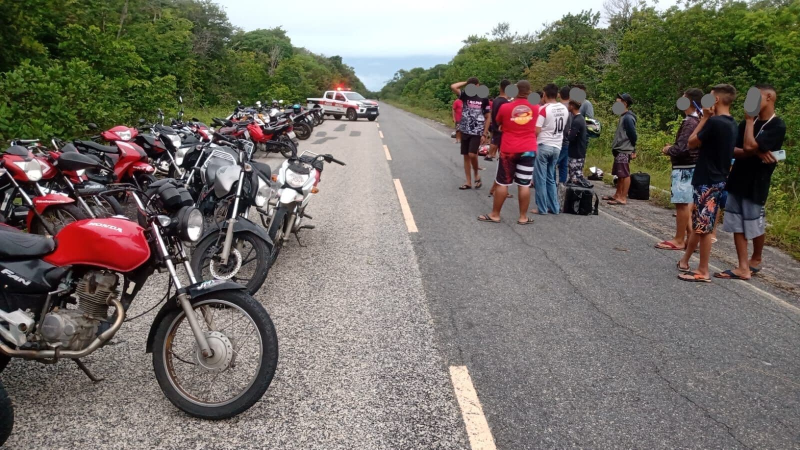 Rolezinho de moto em praia de João Pessoa acaba em 46 multas de trânsito e nove veículos removidos das ruas pela polícia