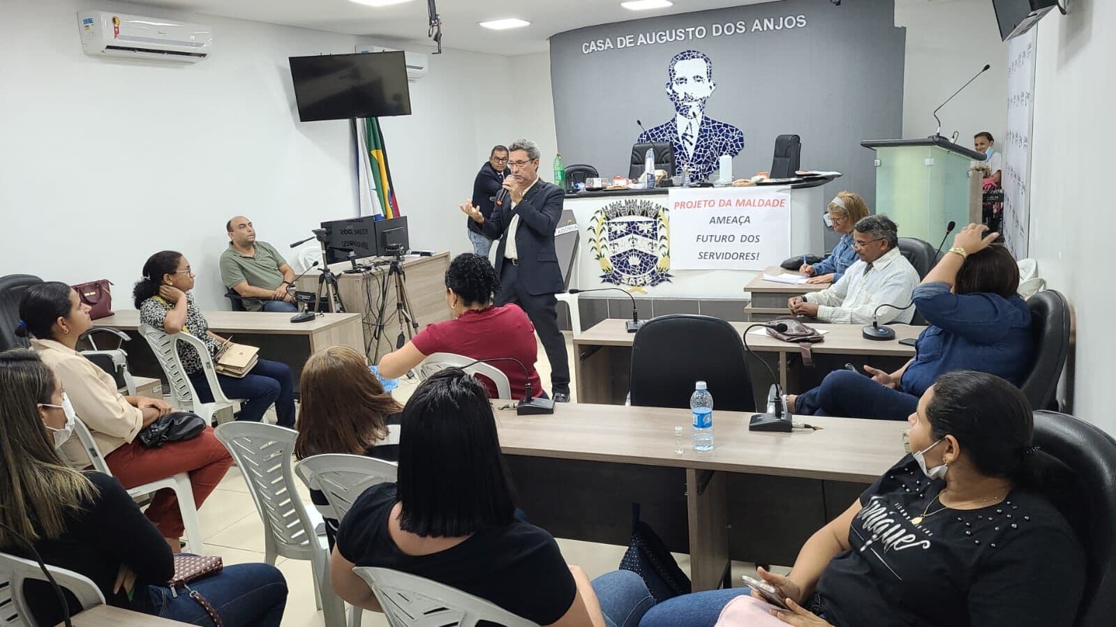 Prefeito de Sapé envia a vereadores projeto que retira direitos de aposentados e servidores ocupam Câmara cobrando diálogo