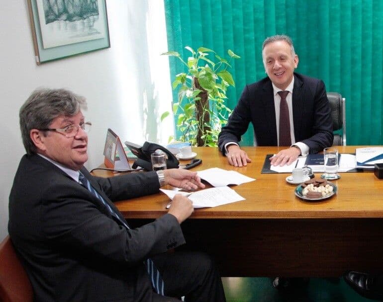 João Azevêdo confirma convite a Aguinaldo Ribeiro para candidatura ao Senado