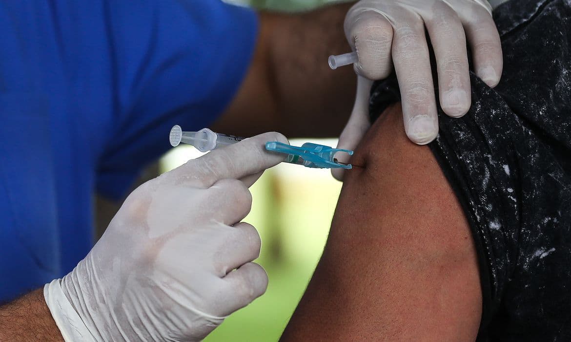 Vacinação contra a gripe: Idosos e professores serão vacinados a partir de terça-feira