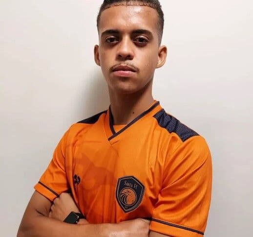 Sandália e máscara deixadas por suspeito de matar estudante dentro de escola são analisadas pela polícia, em João Pessoa