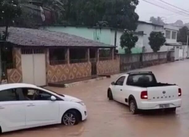 Chuvas provocam alagamentos, deslizamento de barreira e queda de pontilhão no Grande Recife