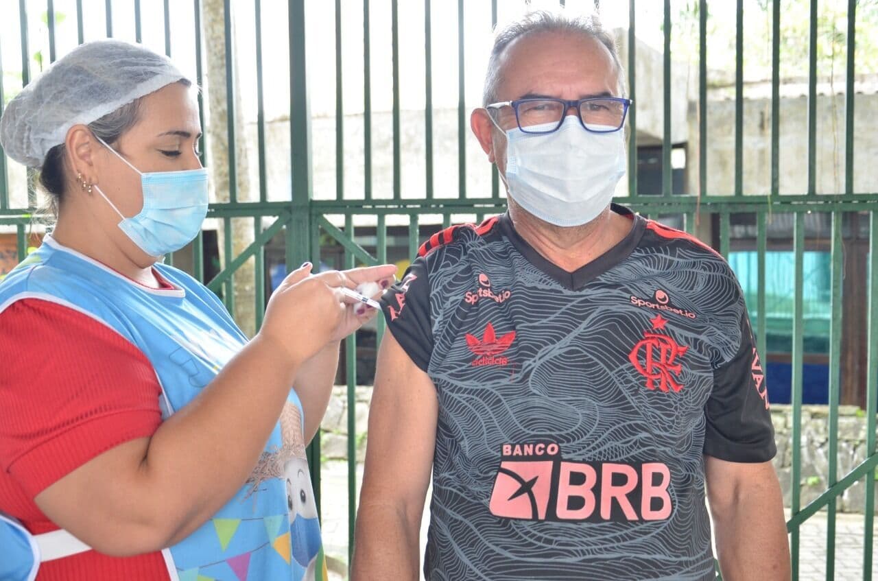 Campina Grande aplica quarta dose da vacina contra covid-19 nos profissionais de saúde e pessoas de 50 a 59 anos nesta segunda-feira