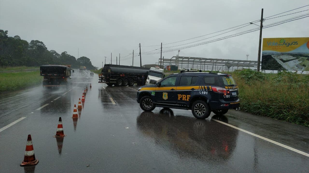 Acidente com carreta deixa BR-230 parcialmente interditada, em Santa Rita