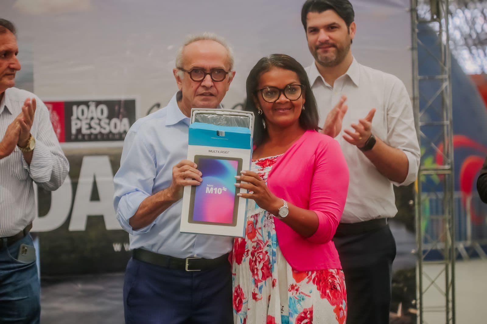 Cícero Lucena entrega 1.200 tablets aos agentes comunitários de saúde de João Pessoa