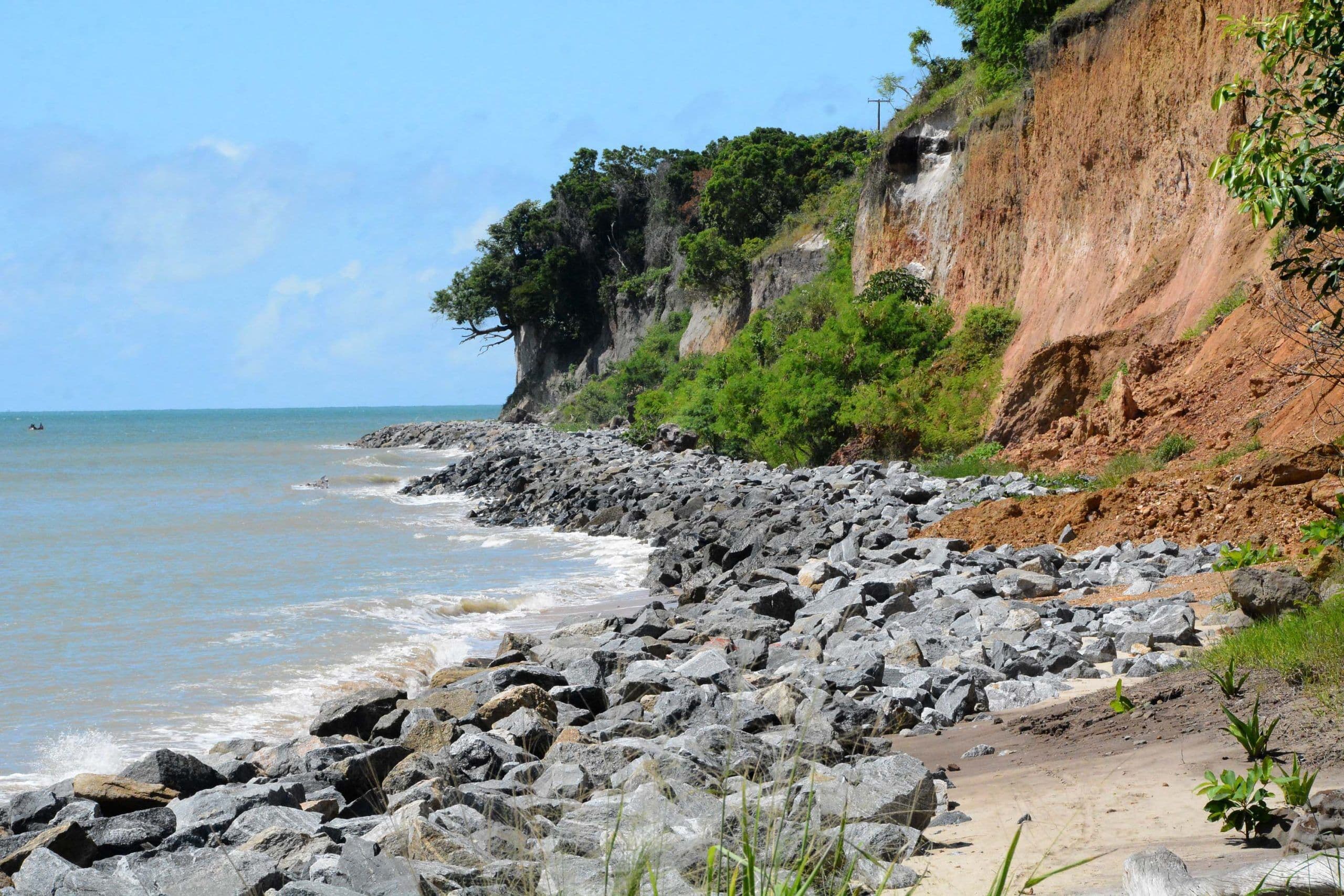 Prefeitura e UFPB vistoriam Barreira do Cabo Branco para definir diretrizes para início das obras de contenção da erosão