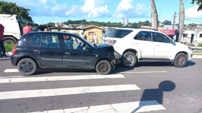 Mulher desmaia ao volante e provoca acidente na Avenida Beira Rio