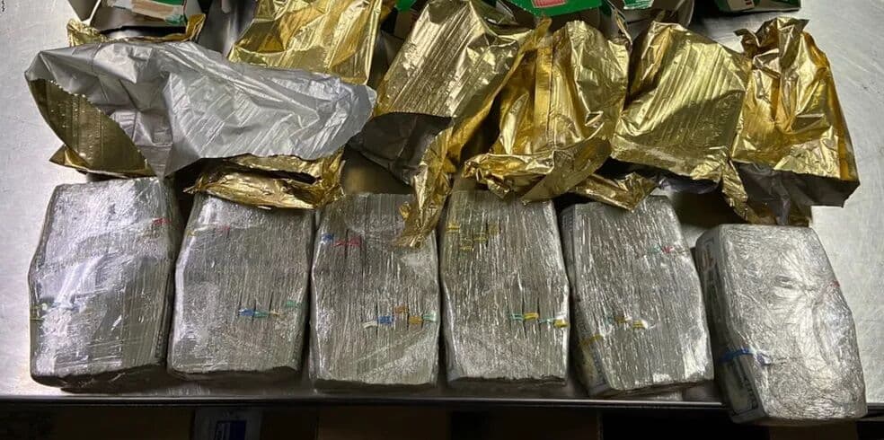 Homem é preso em aeroporto com US$ 500 mil escondidos dentro de pacotes de café